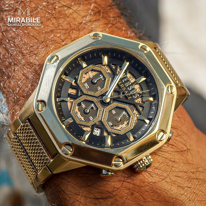Catturato nei dettagli. L'orologio Versace Versus sembra ancora più sorprendente da vicino!