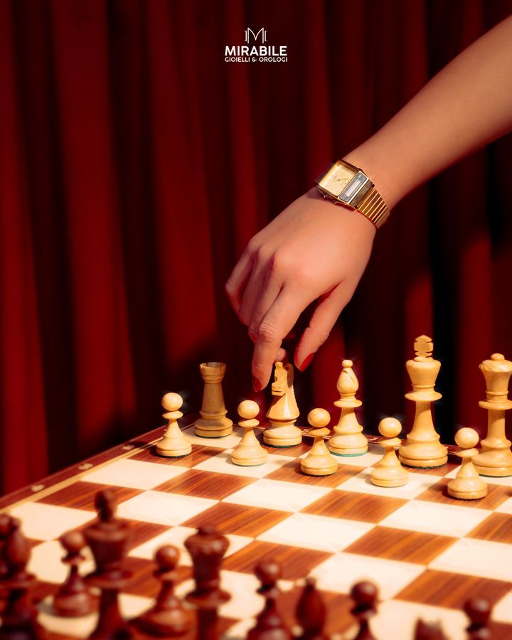 𝐁𝐢𝐚𝐧𝐜𝐨 𝐢𝐧 𝐦𝐨𝐭𝐨, 𝐜𝐨𝐦𝐢𝐧𝐜𝐢𝐚 𝐥𝐚 𝐩𝐚𝐫𝐭𝐢𝐭𝐚🔥♟️

Dai una tocco vintage al
